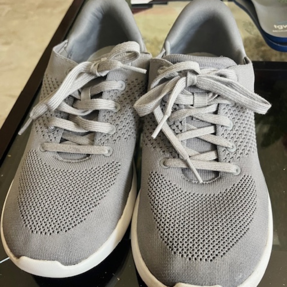 Kizik sneakers size 10